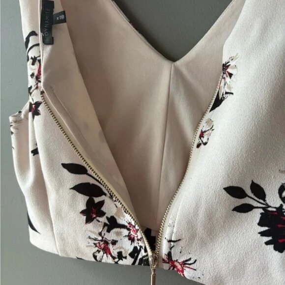 Dynamite size M, Floral Sleeveless Women's Crop Top, zipper back, V neck - Picture 2 of 5